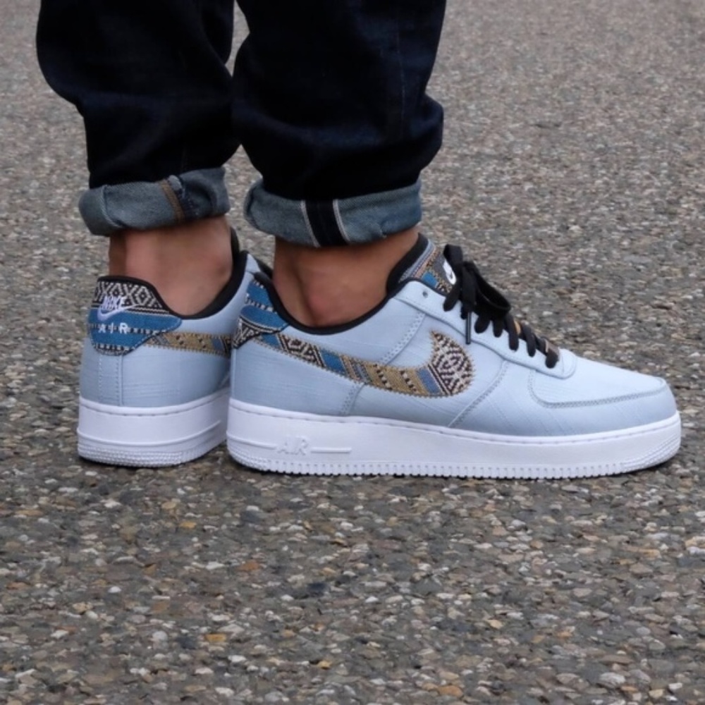 Nike Men’s Light Blue Sneakers with Patterned Swoosh